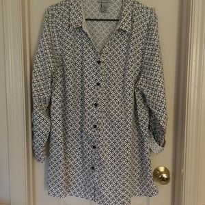 Womans patterned white and black button down shirt